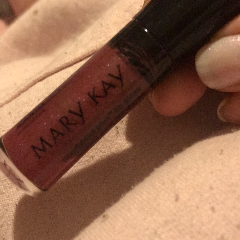 Mary Kay NouriShine Plus Lip Gloss in shade Berry